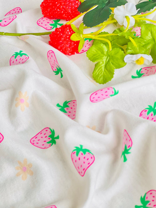 Interlock Strawberries & Daisies