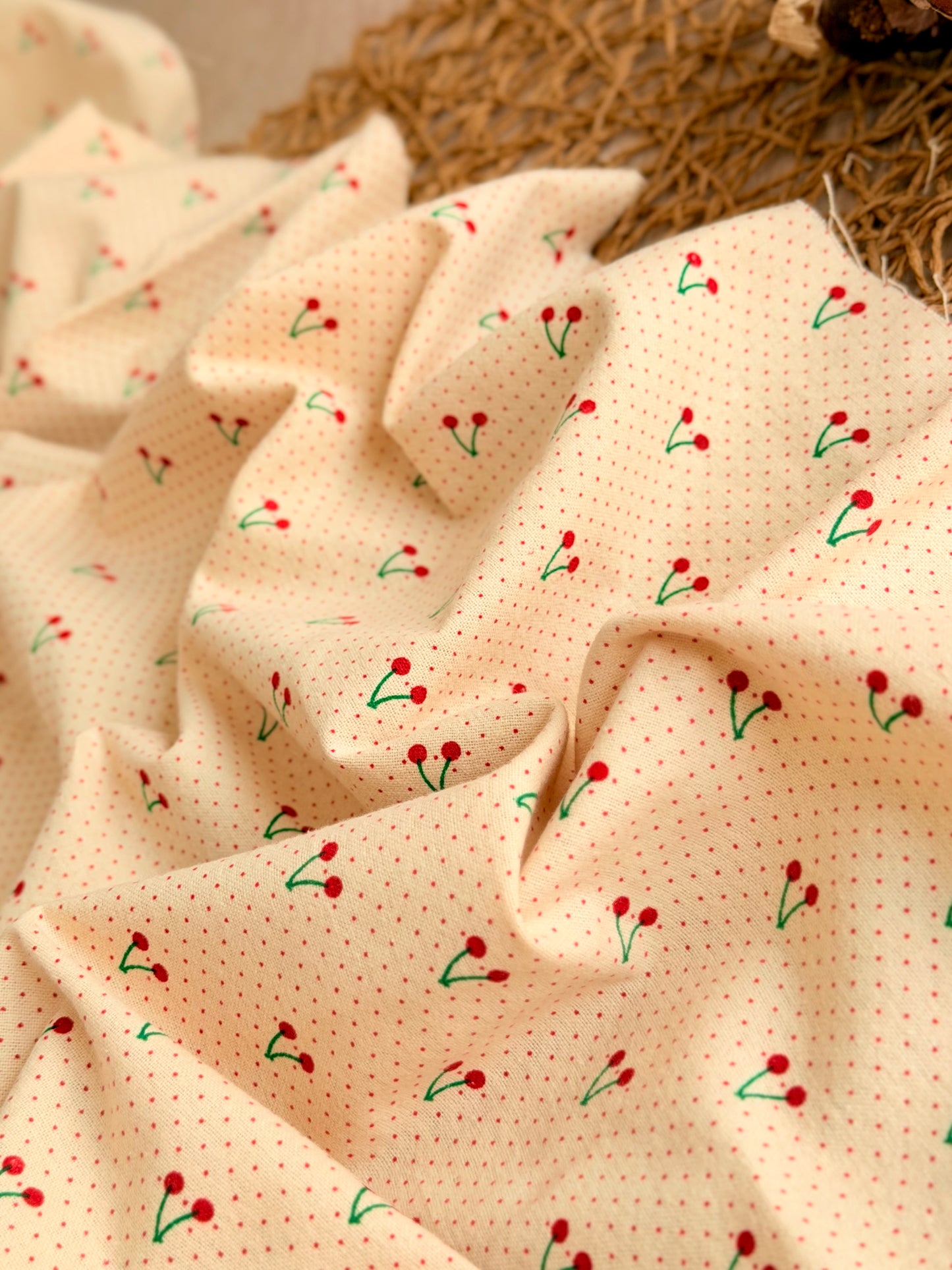 Franela Cherry Dots
