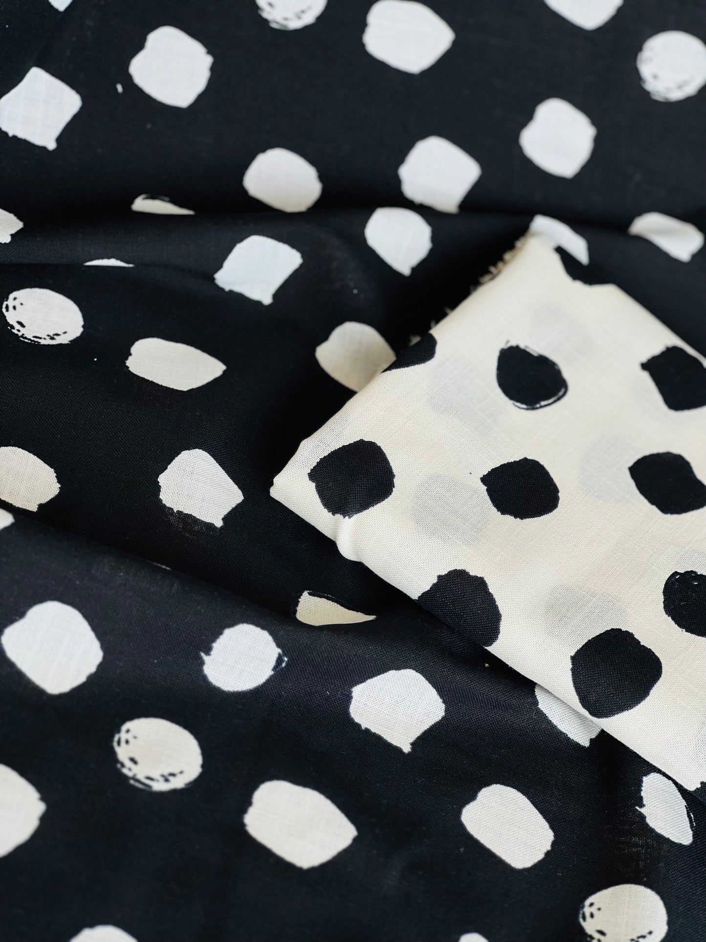 Printed Linen B&W Dots