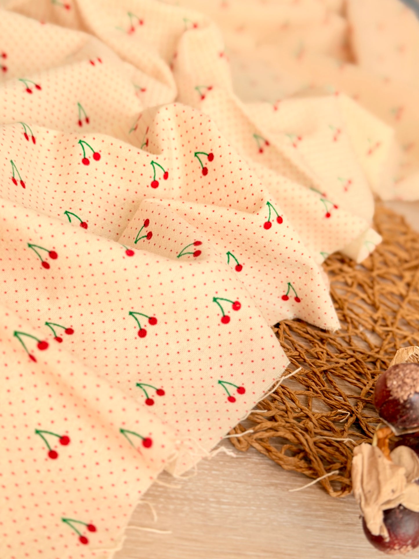 Franela Cherry Dots