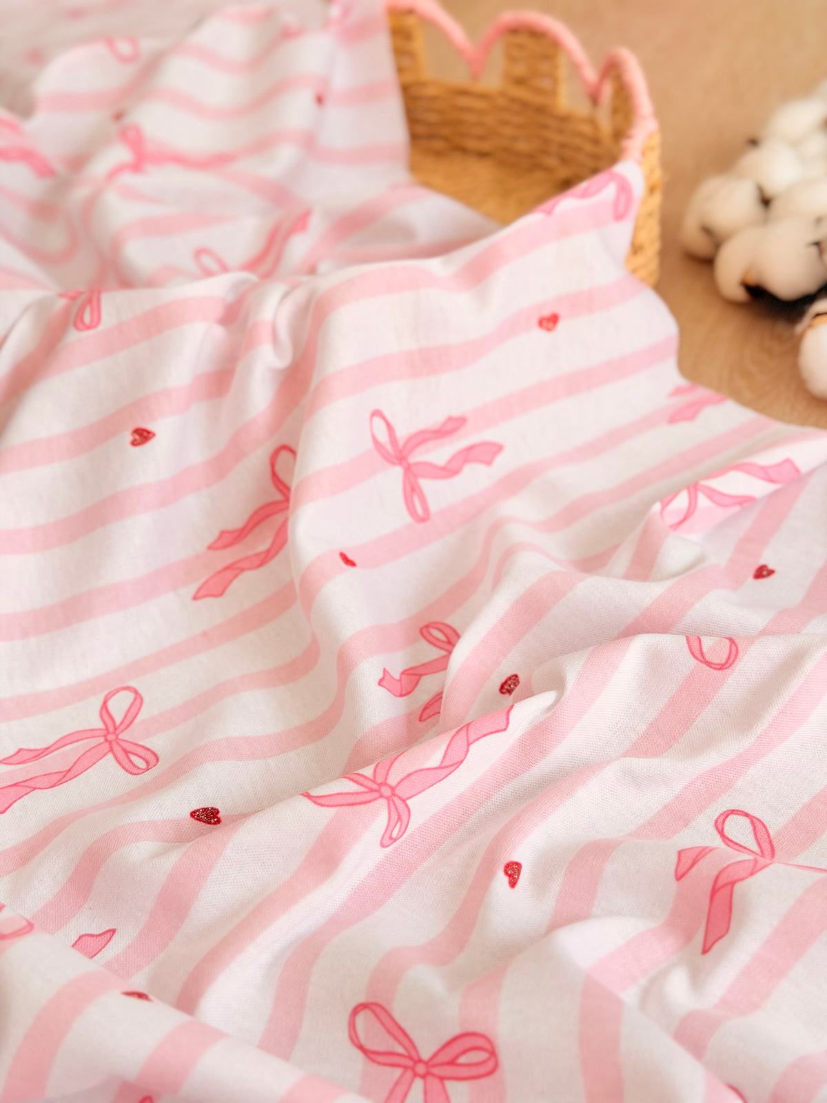 Interlock Ribbon Kisses