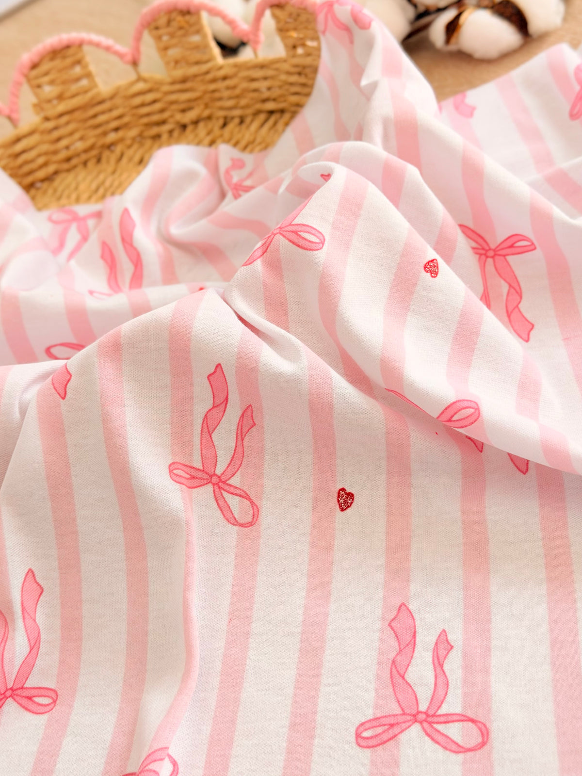 Interlock Ribbon Kisses