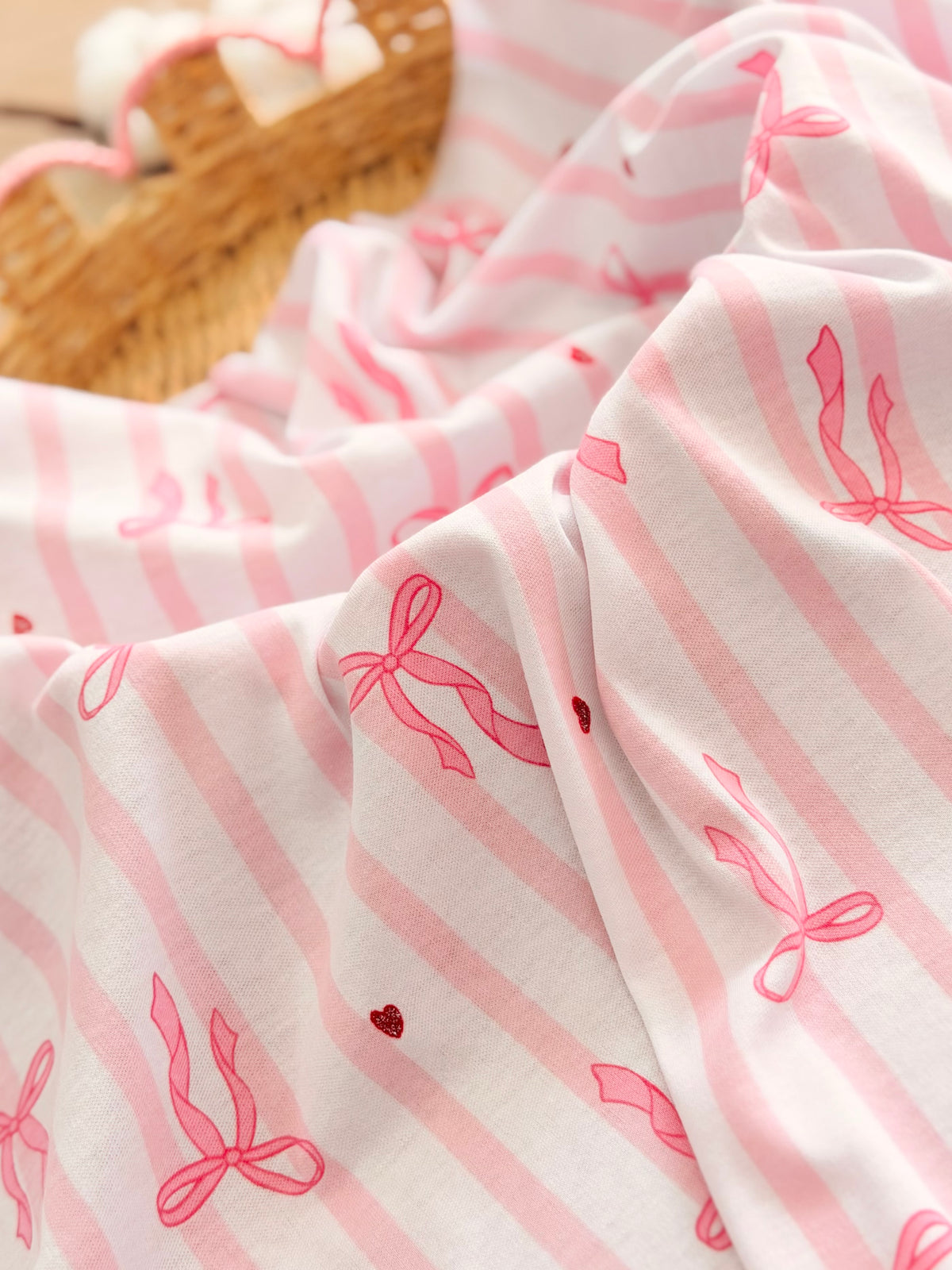 Interlock Ribbon Kisses