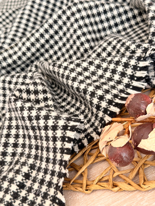 Paño de lana Classic Houndstooth con diseño pata de gallo en blanco y negro.