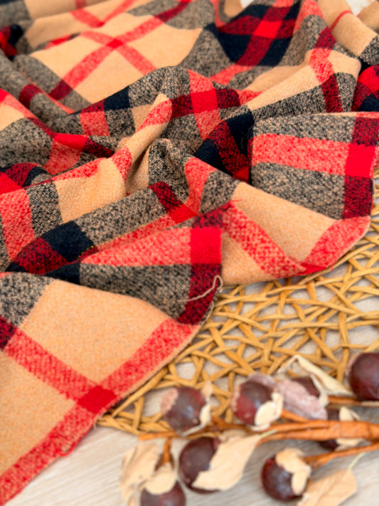 Paño de lana Heritage Plaid con diseño de cuadros en tonos beige, gris, negro y rojo.