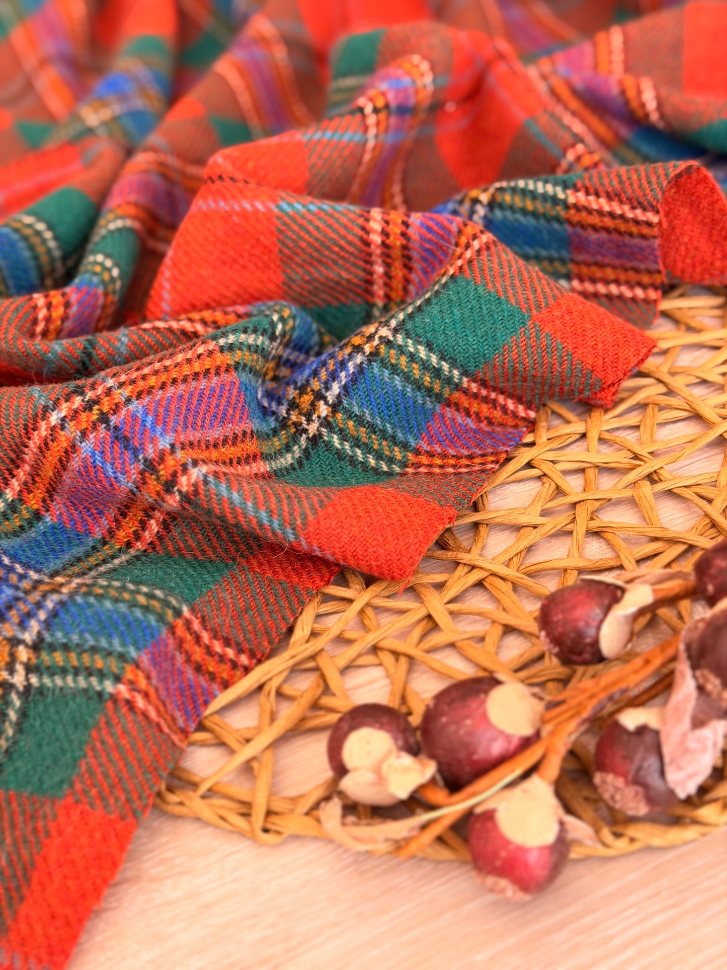 Paño de lana Royal Tartan con diseño tartán escocés en rojo, verde y azul.